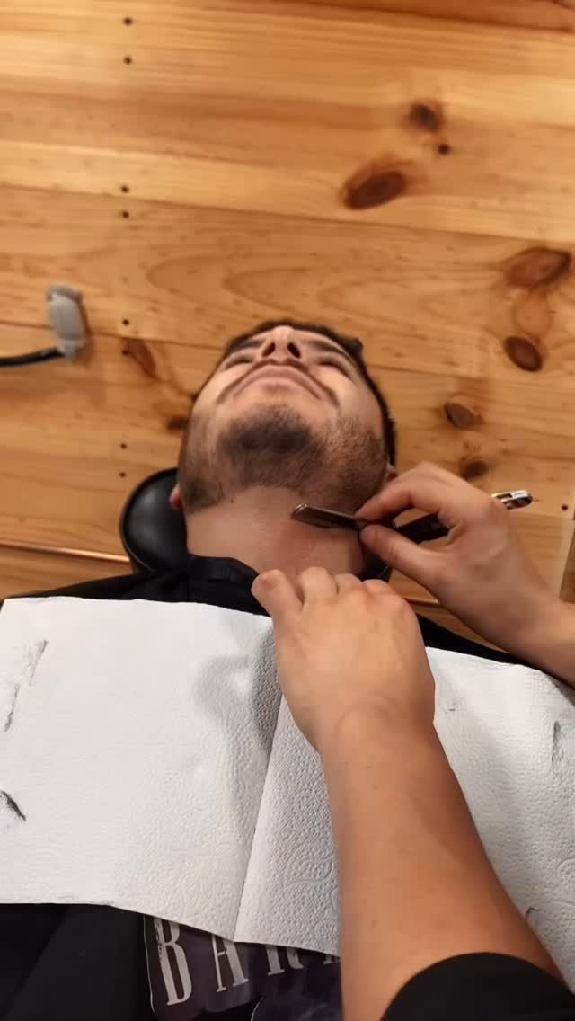 Afeitado clásico con el cliente reclinado