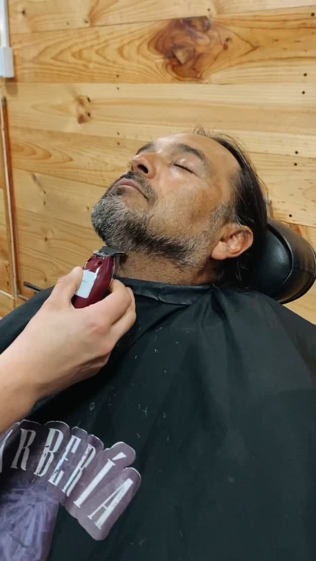 Perfilado de barba con máquina