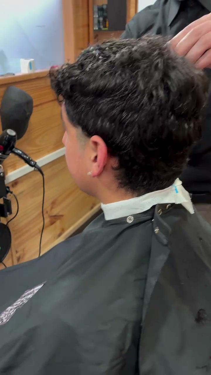Corte sobre pelo rizado con degradado