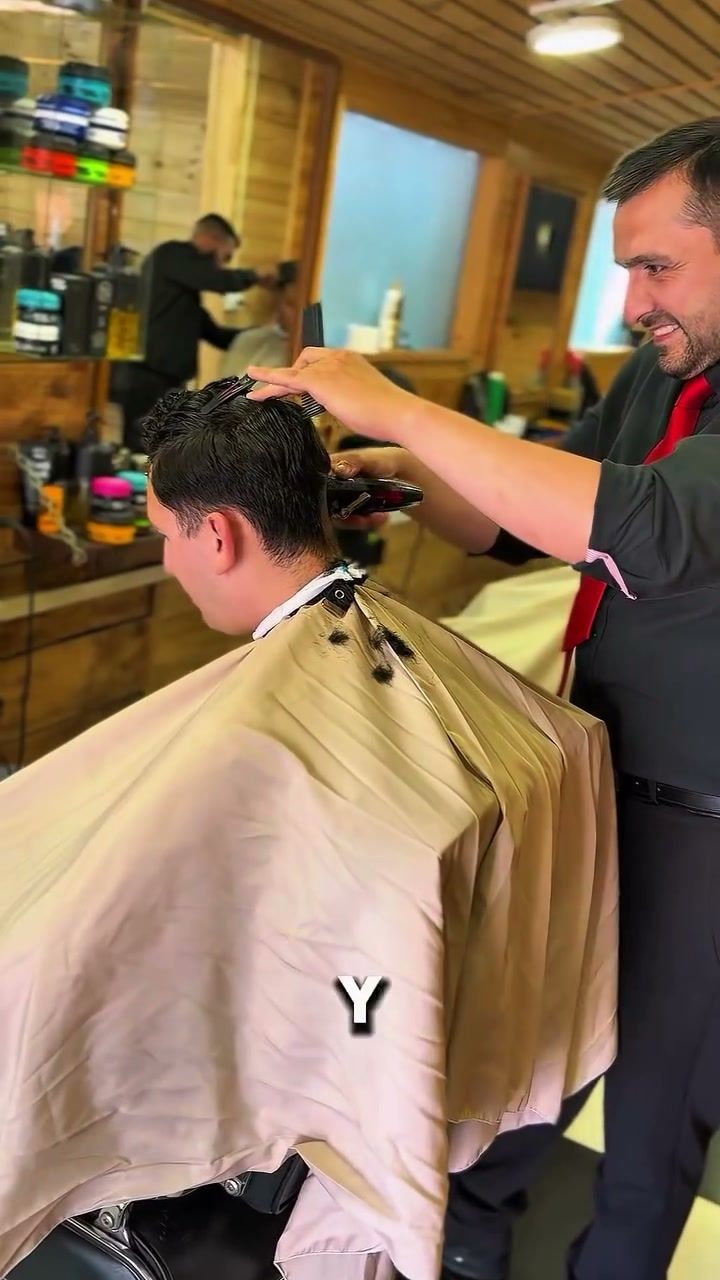 Interior de la barbería, revestido en madera
