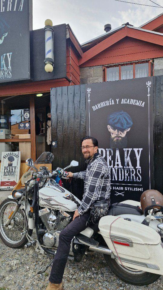 Fachada de Barbería Peaky Blinders con su lienzo de Barbería y Academia