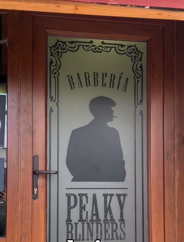 Puerta de entrada con el logotipo grabado en el vidrio