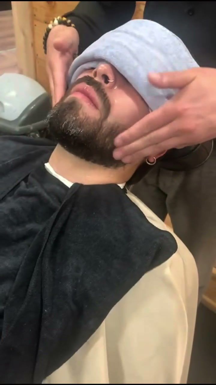 Toalla caliente sobre el rostro