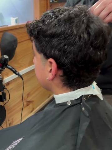 Corte sobre pelo rizado