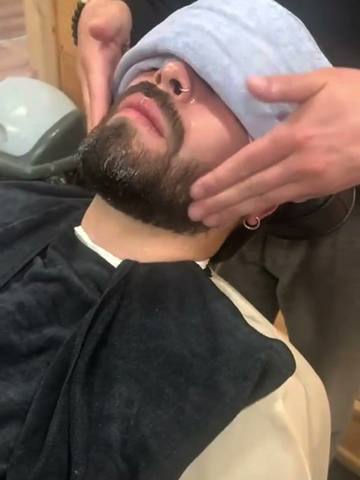 Toalla caliente sobre el rostro, parte del ritual de barba